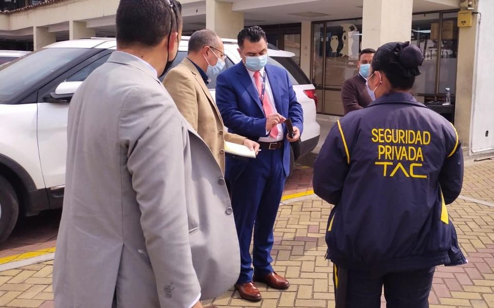 Guarda de TAC acompañando a un grupo de ejecutivos