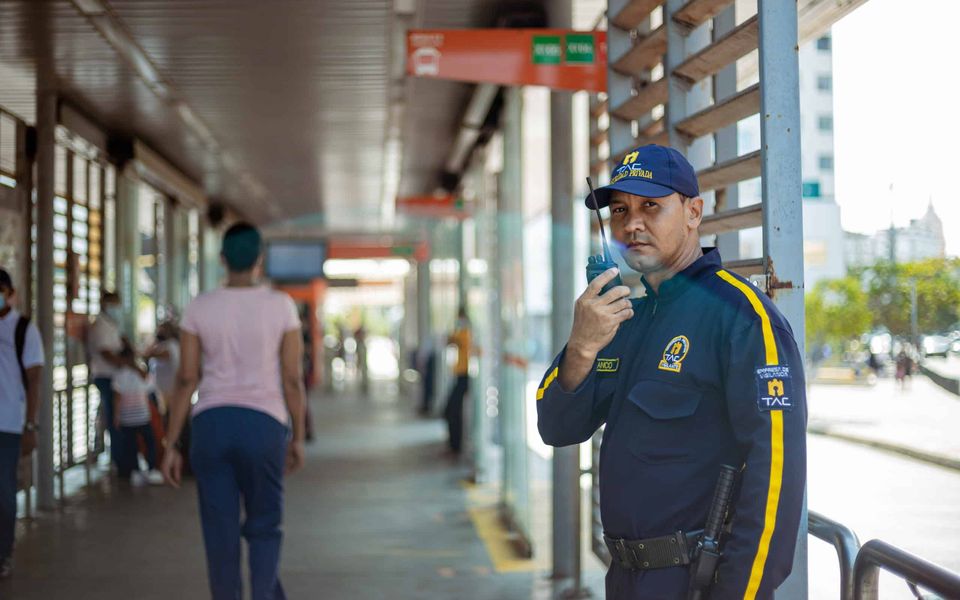 Guarda de TAC comunicándose por radio en una estación
